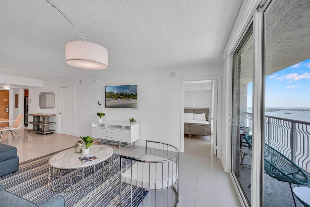 Luxurious Private Unit With Parking Appartamento *