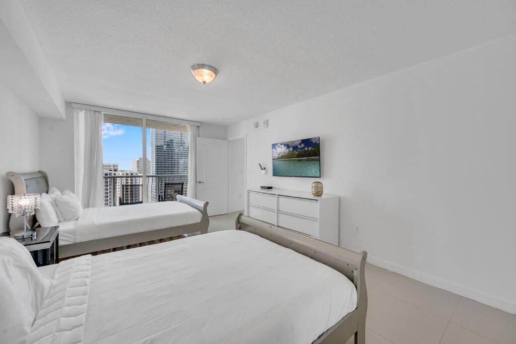 Luxurious Private Unit With Parking Appartamento